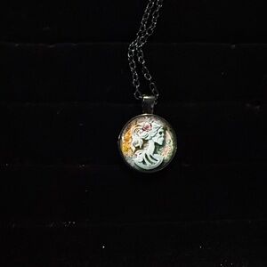 Elegant Cameo Pendant Necklace